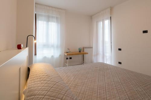 福利尼奥MIZAR- Appartamento privato con parcheggio gratuito by Appartamenti Petrucci的一间卧室设有一张床和一个窗口
