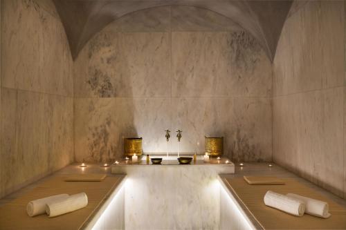 马拉喀什Longue vie Hotels的一个带蜡烛和白色毛巾的spa室