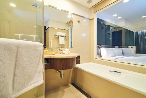台北雀客藏居台北南港的带浴缸和大镜子的浴室