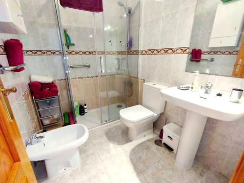 Parque HolandesSunset House et piscine的浴室配有卫生间、淋浴和盥洗盆。