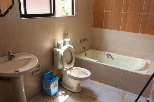 拉巴斯Casa de huéspedes "La Casa Bonita"的浴室配有卫生间、盥洗盆和浴缸。