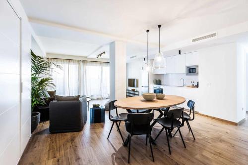 阿利坎特Apartamento Bguest con terraza的用餐室以及带桌椅的厨房。