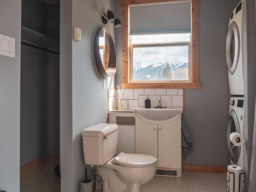 戈尔登Maple Ranch Golden的一间带卫生间、水槽和窗户的浴室