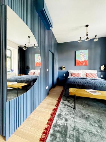 维也纳Sissi West的蓝色墙壁客房的两张床