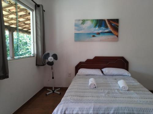 西波山Estadia cipó的卧室配有1张床、风扇和窗户。