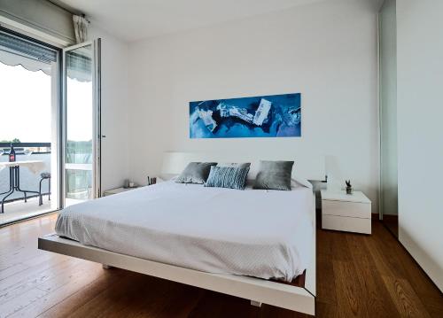 米兰San Siro Design Apartment的白色的卧室设有床和大窗户