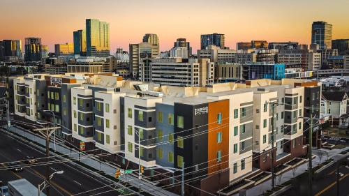 纳什维尔Staybridge Suites - Nashville - Vanderbilt, an IHG Hotel的享有城市天际线美景,设有建筑