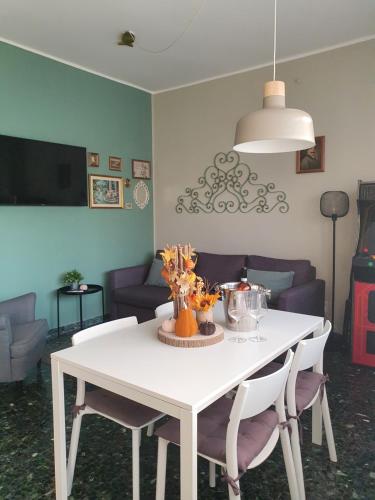 拉齐塞MoLo - residenza con accesso diretto al lago的白色的餐桌、椅子和沙发