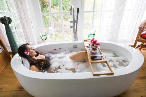 圣乔治蓝湾度假酒店的躺在充满泡沫的浴缸中的女人