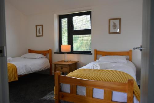 牛津8 Jarn Court的一间卧室设有两张床和窗户。