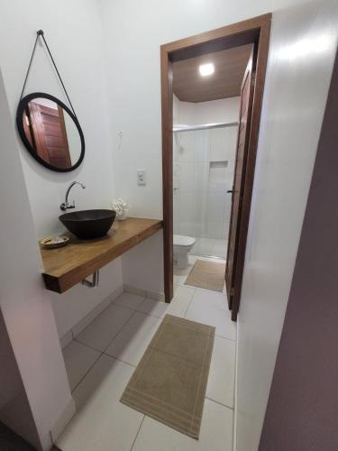 阿尔特杜尚Pousada Tauari的一间带水槽和镜子的浴室