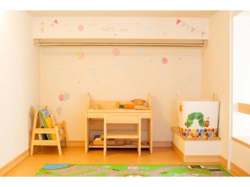 东京Forest Villa Togoshi - Vacation STAY 44284v的儿童间配有桌子和书桌