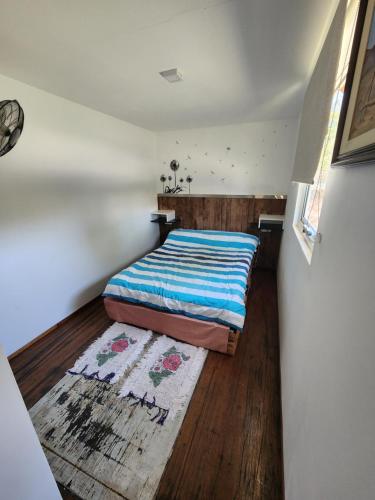 萨尔塔Casa Conteiner的一间小卧室,配有床和地毯