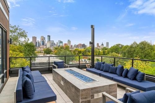 明尼阿波利斯Kasa Bryn Mawr Minneapolis的阳台设有蓝色沙发,享有城市美景。