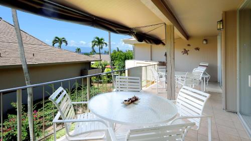 拉海纳Maui Eldorado D200 - 2 Bedroom的阳台上配有白色的桌椅
