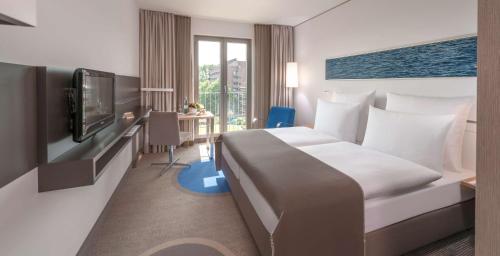 汉堡汉堡-埃普多夫杜瑞特酒店的配有一张床和一台平面电视的酒店客房