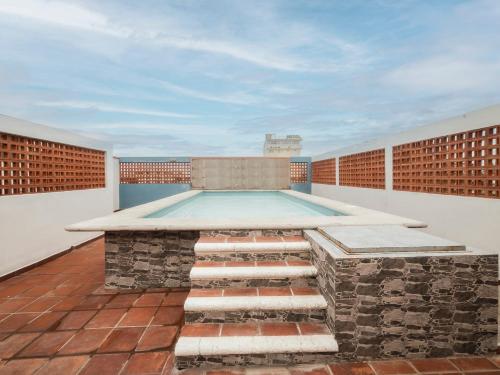 韦拉克鲁斯Hotel Meson del Barrio的建筑物屋顶上的游泳池
