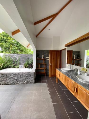 DimiaoVilla MountainView Guesthouse的浴室配有两个盥洗盆和浴缸。