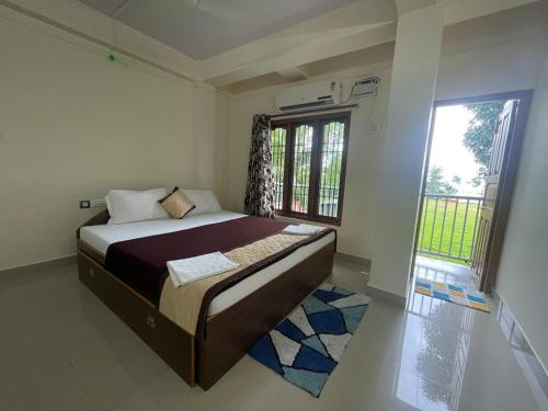 布莱尔港Andaman Castle的一间卧室设有一张床和一个大窗户