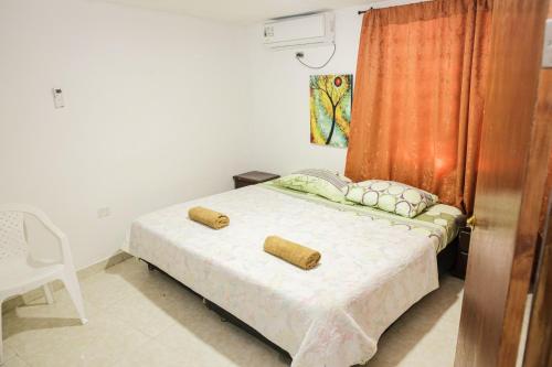 圣安德烈斯Ohana Lodging的一间卧室配有一张带两个枕头的床