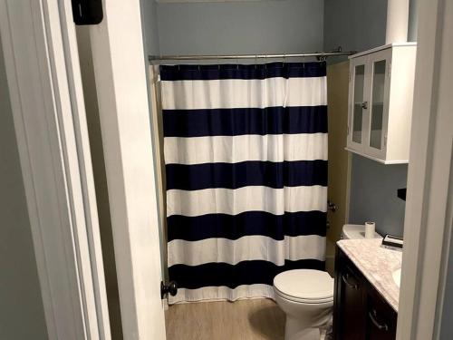 沃尔顿堡滩Modern 2 Bedroom Townhome Minutes from the Beach!!的浴室设有蓝色和白色的淋浴帘