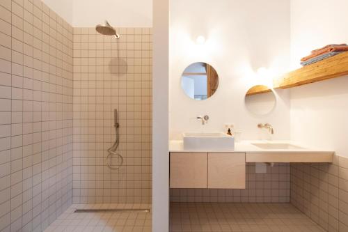 ZoerselOrigineel gerenoveerde schuur nabij Antwerpen的带淋浴和盥洗盆的浴室