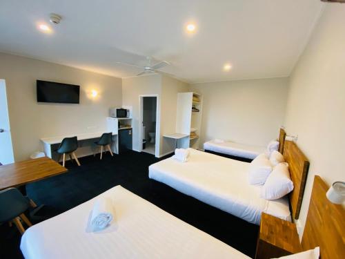 诺拉诺拉汽车旅馆的酒店客房配有两张床和一张书桌