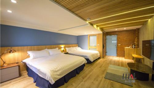 罗东镇参加壹民宿的酒店客房设有两张床和电视。