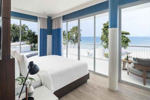 查汶Avani Chaweng Samui Hotel & Beach Club的一间卧室设有一张床和一个海景阳台