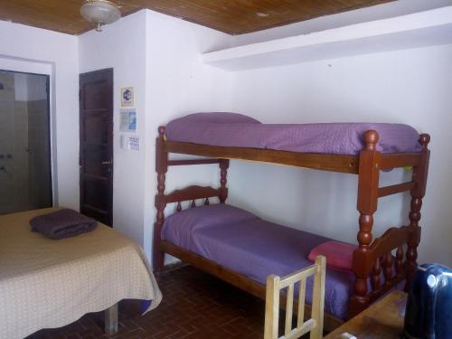 普尔马马尔卡ElPoro的客房设有两张双层床和一张床。