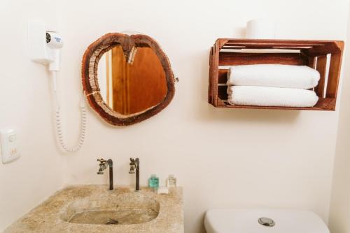 普拉亚卡门Ahava Hotel的一间带水槽和镜子的浴室