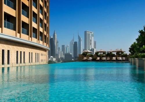 迪拜Deluxe Studio Address Dubai Mall "The Residence"的一座大水池,以城市为背景