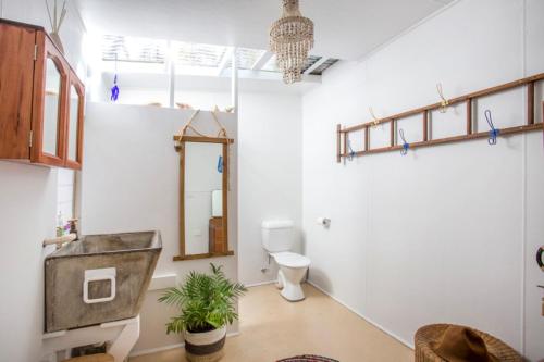 KioloaRetro Beach Cottage的一间带卫生间和镜子的浴室