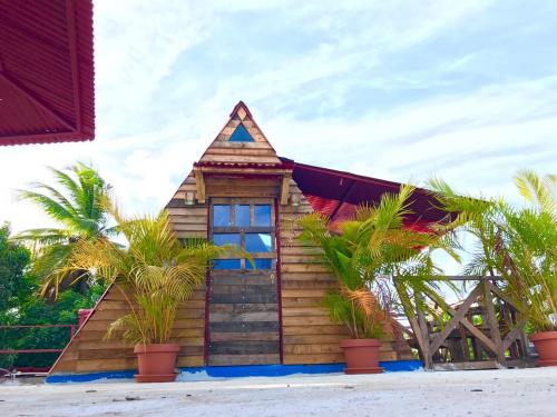 Tinyhouse samaná的一座棕榈树的小木房子