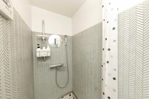 东京Gamadas BLD的带淋浴和淋浴的浴室