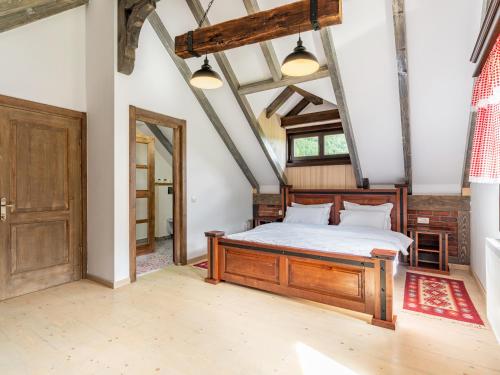 泽尔内什蒂King’s Rock Guesthouse的一间卧室,卧室内配有一张木床