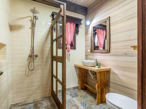 泽尔内什蒂King’s Rock Guesthouse的带淋浴、盥洗盆和卫生间的浴室