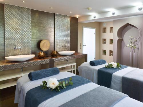 巴特迪克海姆库派酒店的一间带两张床、浴缸和水槽的浴室