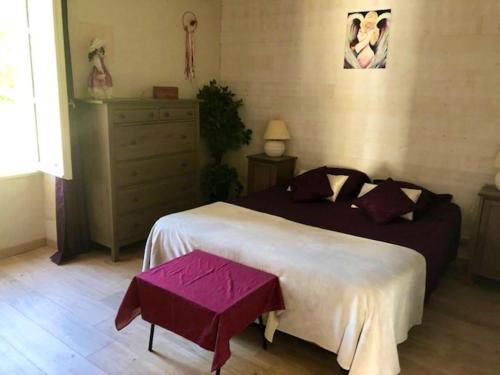 Betz-le-ChâteauVilla d'une chambre avec piscine privee jardin amenage et wifi a Betz le Chateau的一间卧室配有一张大床和一个梳妆台