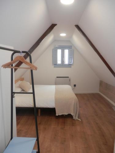 雷东德拉Lar Azul的阁楼卧室设有一张床和梯子