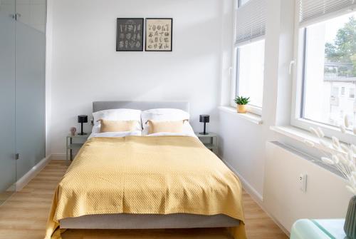 不莱梅Louis & Louise Apartments & Rooms I Digital Check In的一间卧室配有一张黄色毯子床