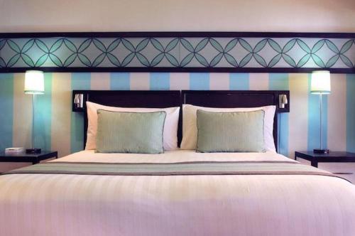 乌布Cinta inn的一间卧室配有一张大床和两个枕头