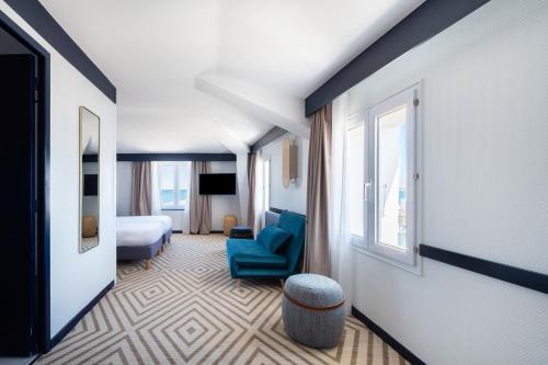 拉弗洛特乐法兰开斯酒店的酒店客房,配有一张床和一张蓝色椅子