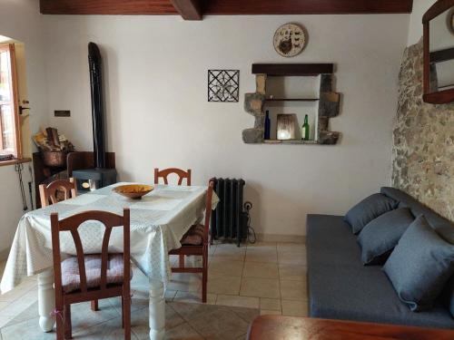 利亚内斯Casa Rural El Ñeru的客厅配有桌子和沙发