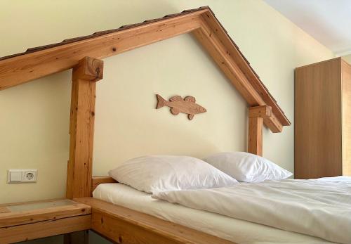Gaishofen费舍尔司徒堡酒店的卧室配有一张挂有鱼标的床铺。