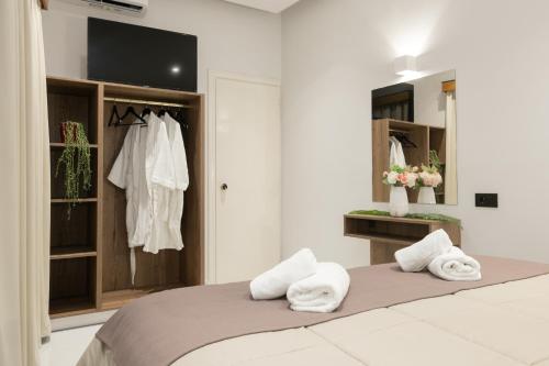 蒂锡利维帕拉斯广场酒店的一间卧室配有带毛巾的床