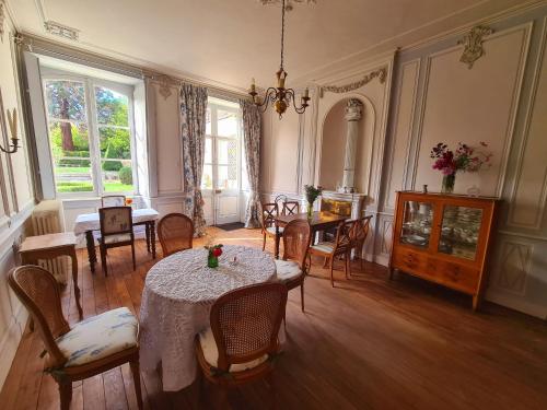 圣阿芒蒙特龙Maison Zola的一间带桌椅的用餐室