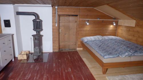 阿德尔博登哈密度假屋的一间卧室配有一张床和一盏灯