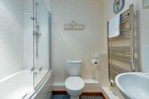 马根波思White Lodge - Coast Hideaways的浴室配有卫生间、淋浴和盥洗盆。