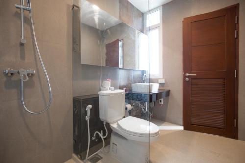 华欣Luxury Pool Villa at Golden Sea Hua Hin的一间带卫生间和淋浴的浴室